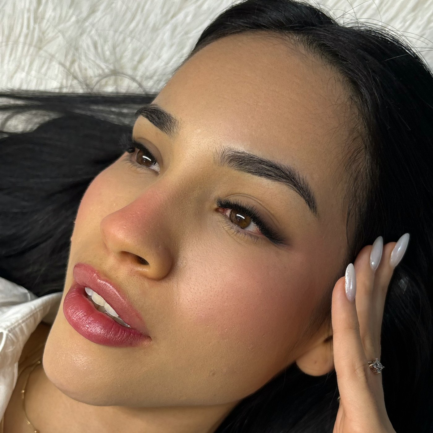 Cílios efeito fox eyes com sobrancelhas definidas — resultado do studio